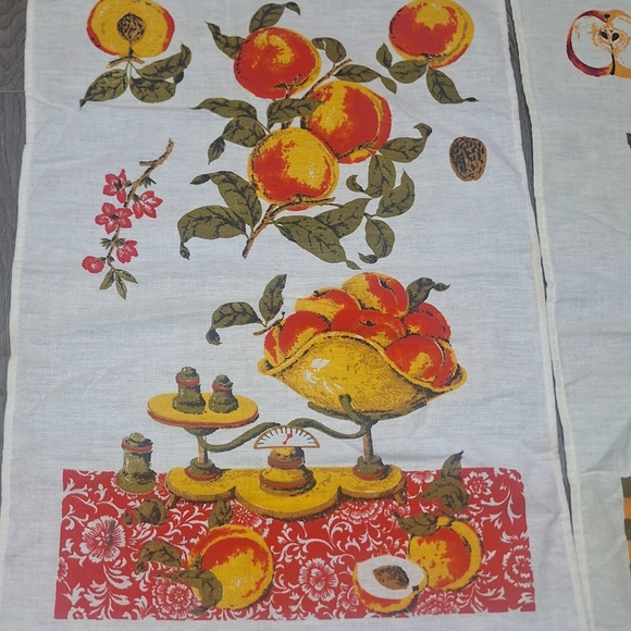 Two Vintage Tea Towels Dish Cloths Apples Peaches Red Yellow Cotton - Picture 2 of 5